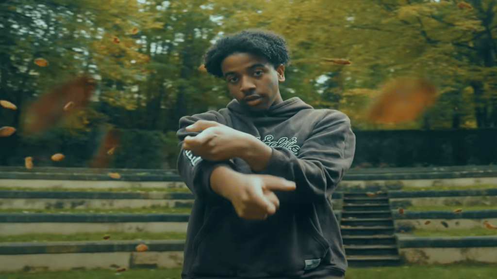 Découvrez « Jamais loin d’chez moi », la nouvelle pépite signée KINVI Photo de KINVI n’est « Jamais loin d’chez moi » dans son dernier clip