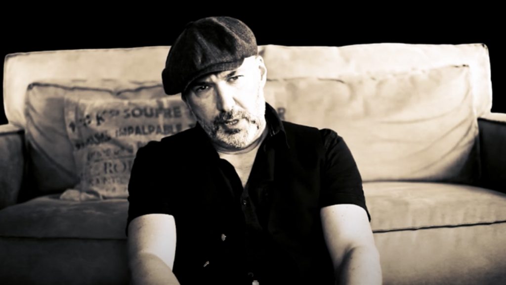 photo de Mike Sinclair laisse échapper sa colère pour son nouveau clip L'Echelle de Richter