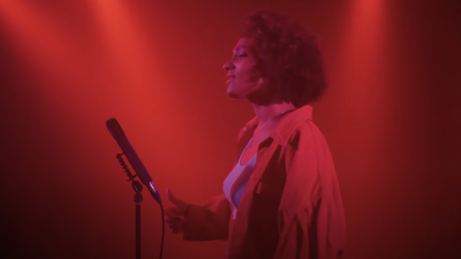 photo de Tombez sous le charme de Ofelia et de son nouveau clip « Take Me To Bed »