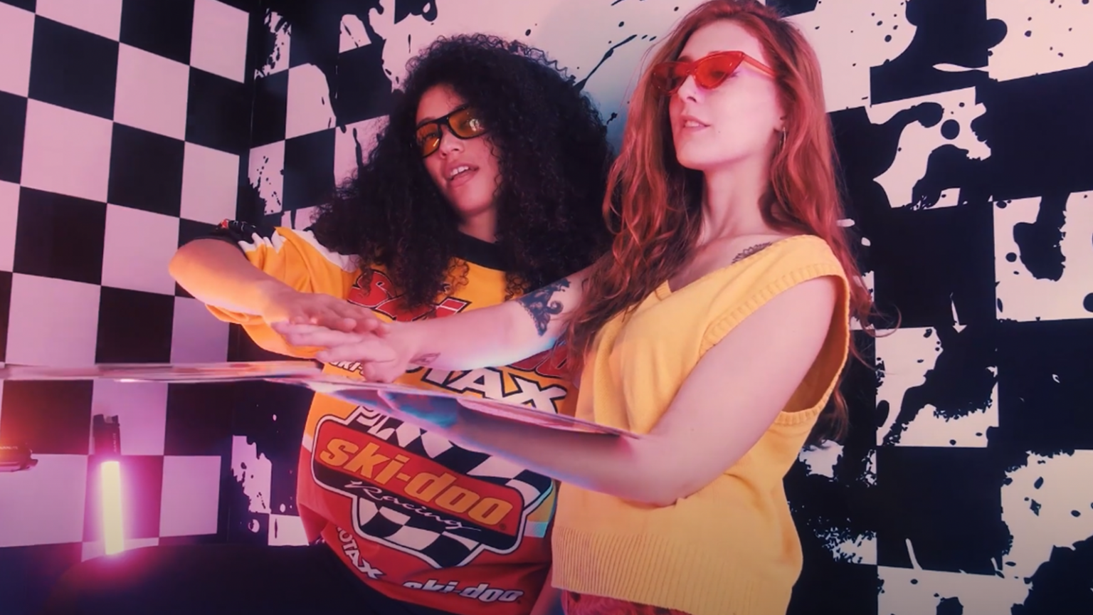 Abus 2 Confiance lance officiellement l’été avec son nouveau clip « Thelma et Louise » photo de Abus 2 Confiance lance officiellement l'été avec son nouveau clip « Thelma et Louise »