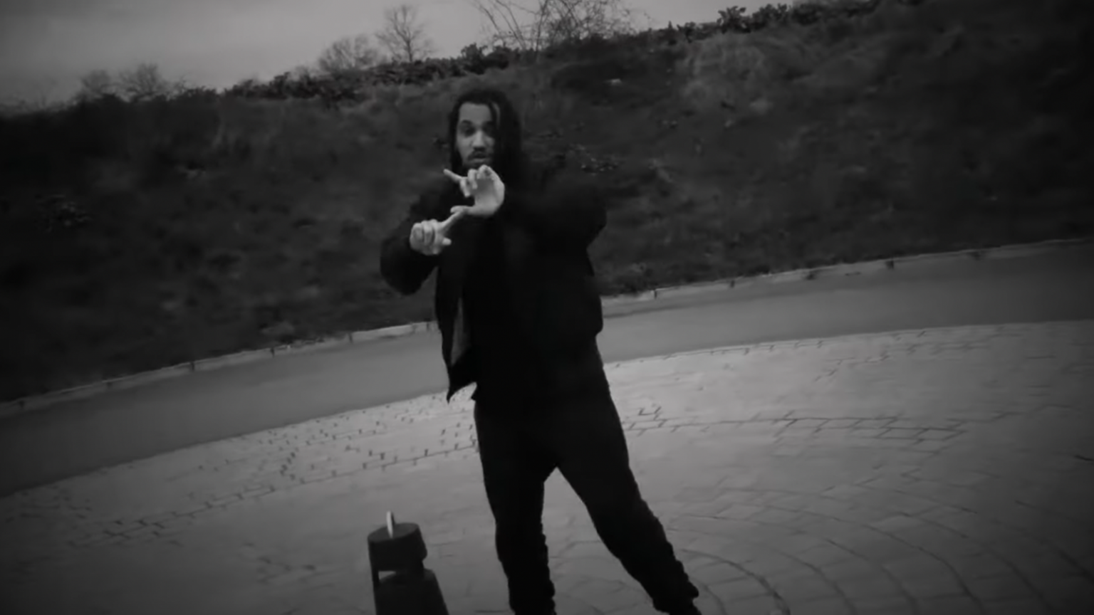 Djigui Blaster nous parle de « Leur France » dans son nouveau clip photo de Djigui Blaster nous parle de « Leur France » dans son nouveau clip