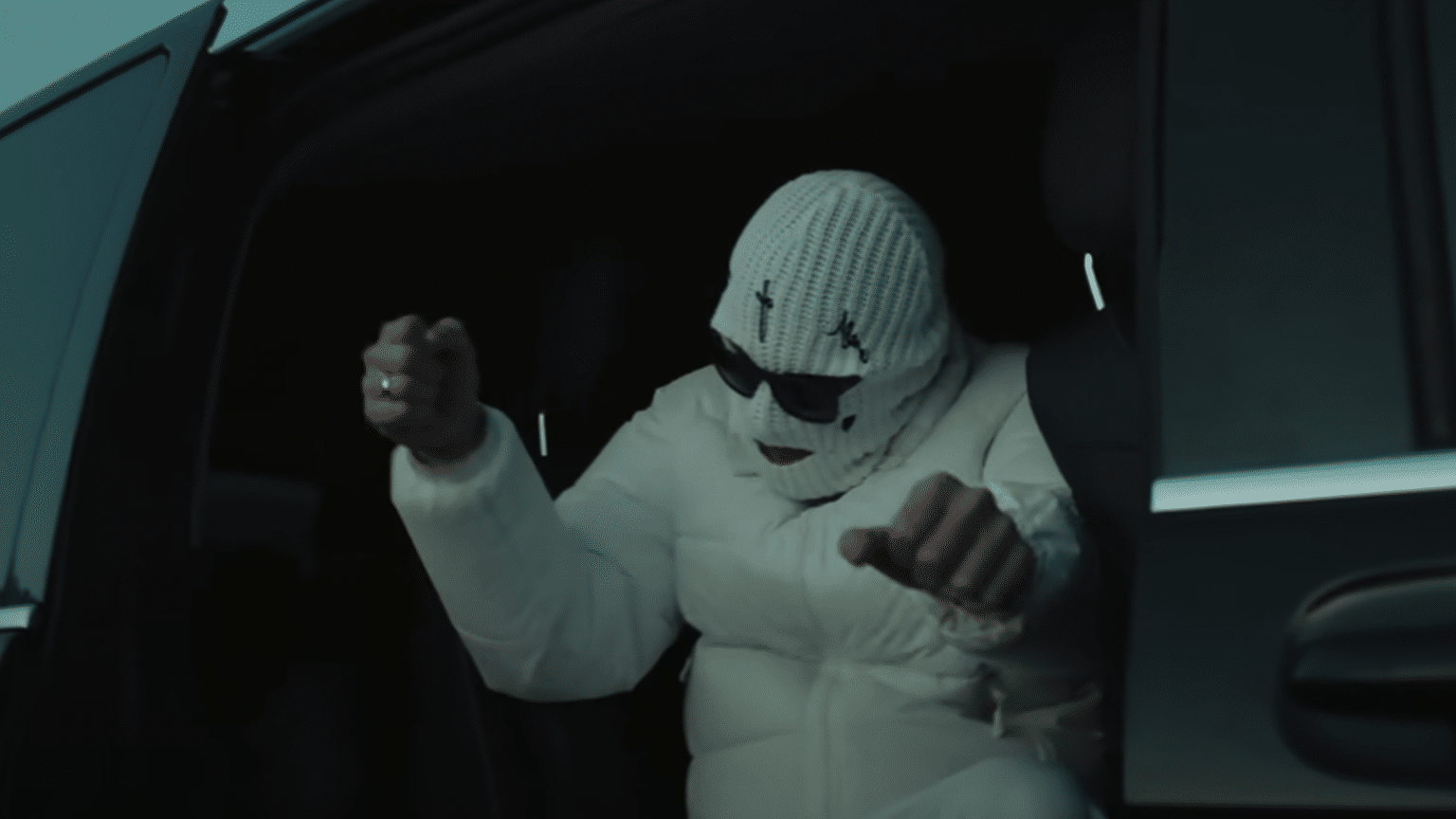GIINO dégaine un « WOO » pour son nouveau clip photo de GIINO dégaine un « WOO » pour son nouveau clip