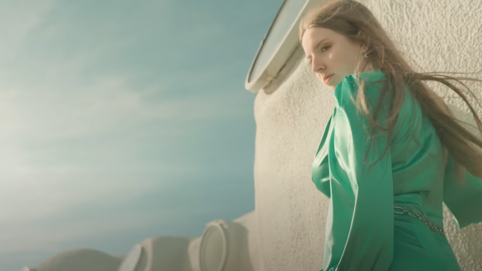 Liavae joue avec les « Ombres chinoises » dans son nouveau clip photo de Liavae joue avec les « Ombres chinoises » dans son nouveau clip