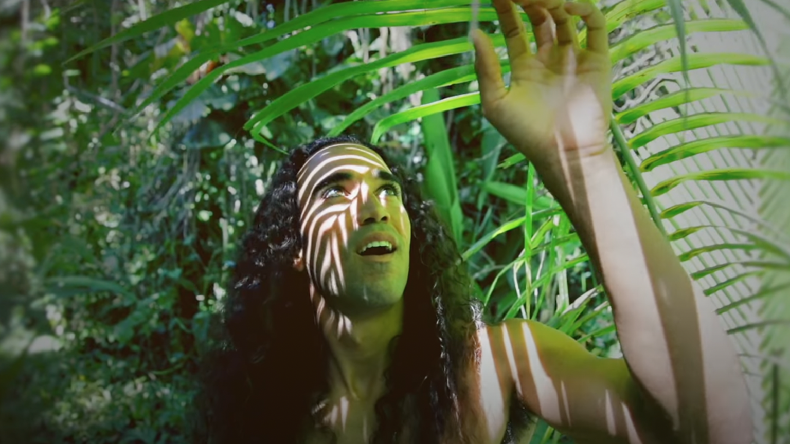 Teiva LC nous met des étoiles plein les yeux avec son nouveau clip « Te ta’o » photo de Teiva LC nous met des étoiles plein les yeux avec son nouveau clip Te ta'o