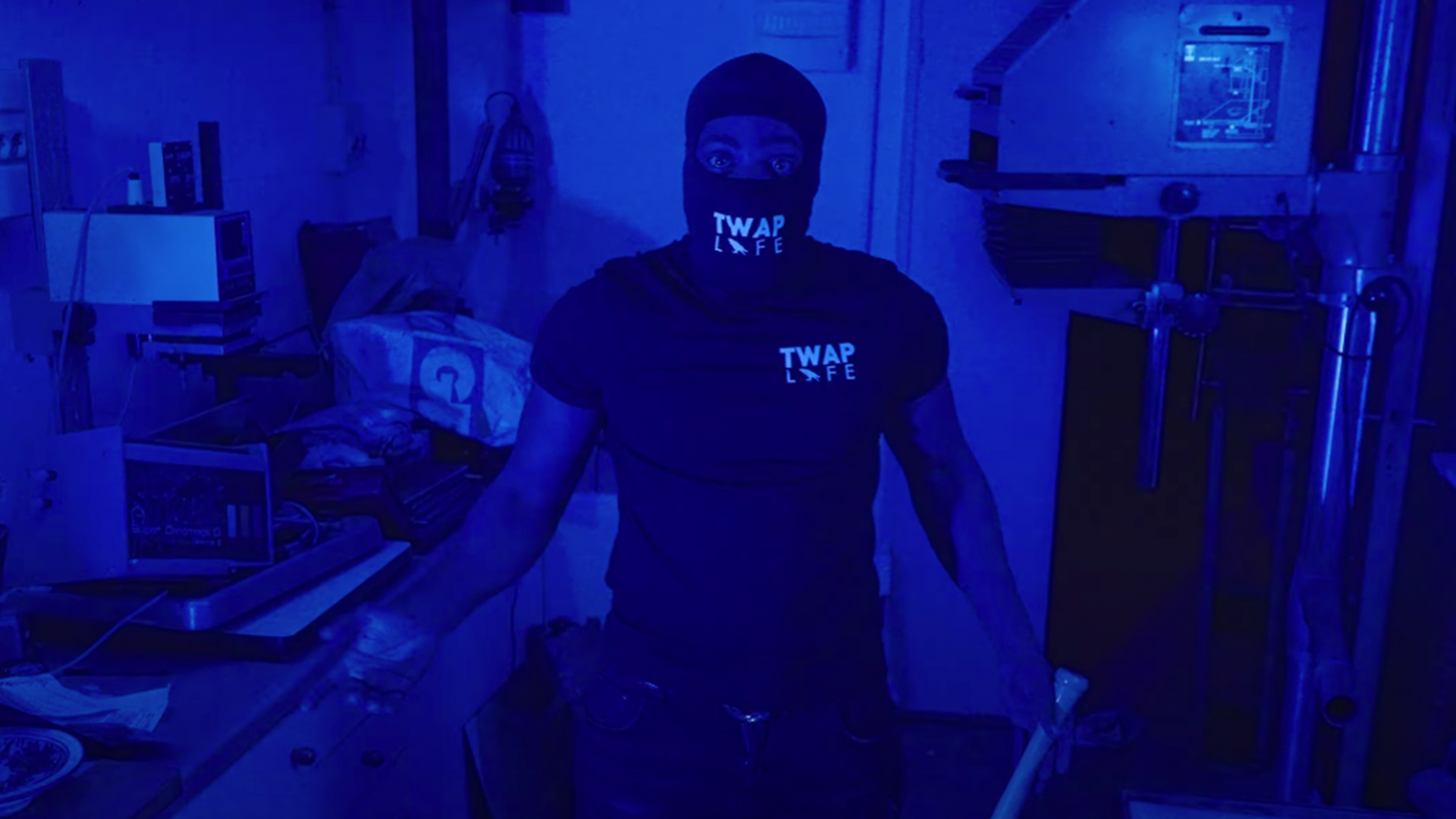 C’est « La Folie » dans le nouveau clip de Skyno photo de C'est « La Folie » dans le nouveau clip de Skyno