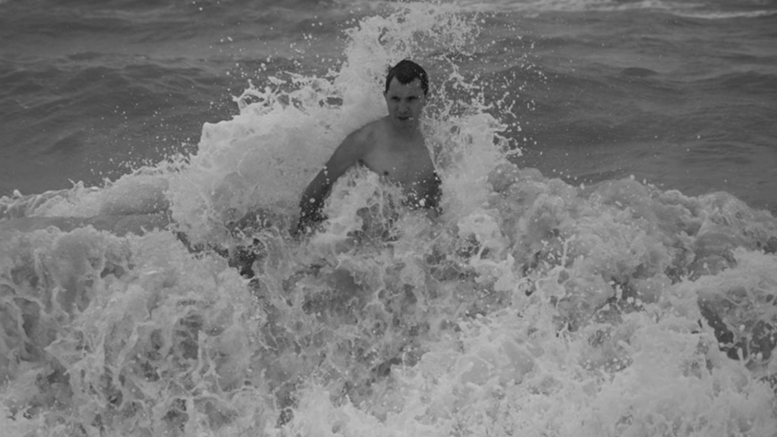 Cher Camarade explore « La Honte » dans son premier clip photo de Cher Camarade explore « La Honte » dans son nouveau clip