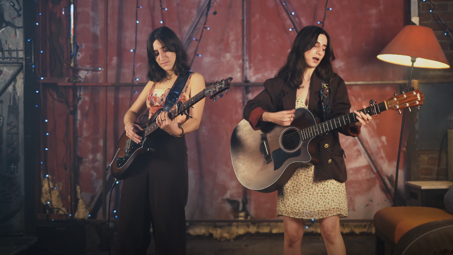 Découvrez « I’m Invisible », le nouveau single envoutant d’Emmie & Lisa photo de Découvrez « I'm Invisible », le nouveau single envoutant d'Emmie & Lisa