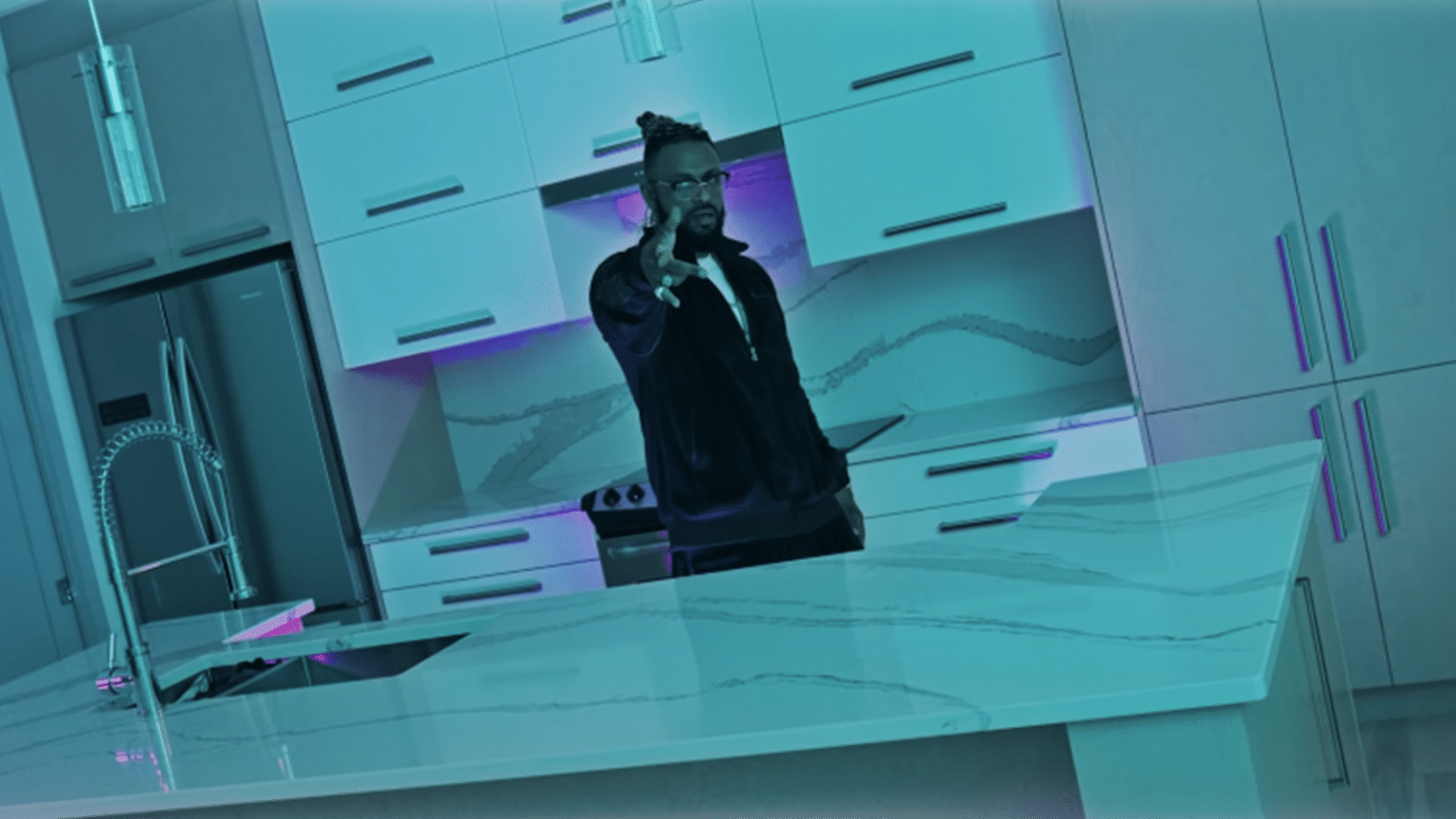 EyeMan, émouvant pour son clip « AYA » photo de EyeMan, émouvant pour son clip AYA