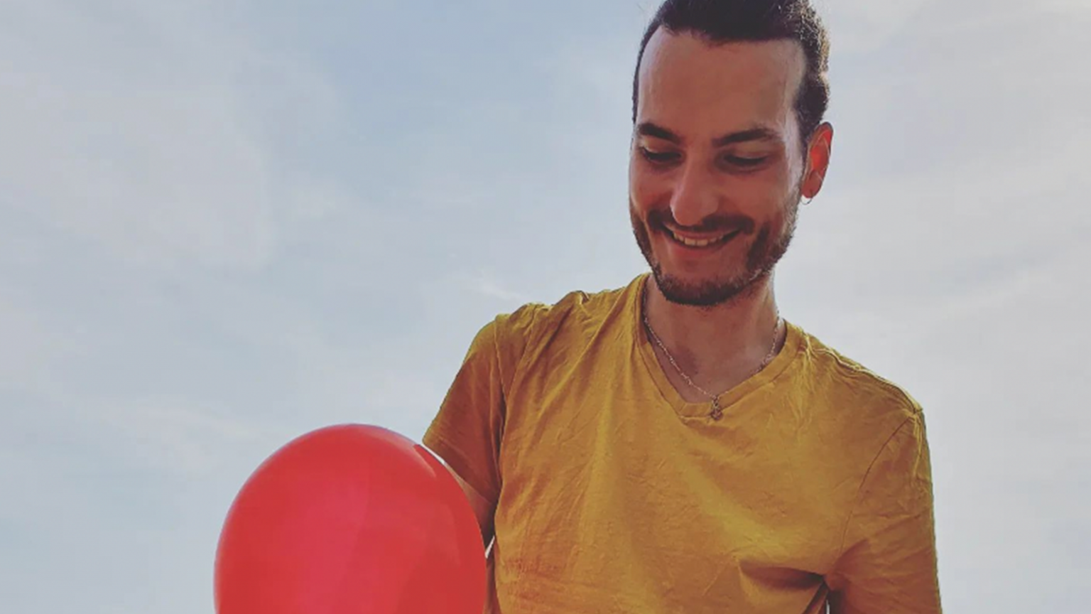 Jo̱a est « Un gars bien » pour son nouveau clip photo de Jo̱a est Un gars bien pour son nouveau clip