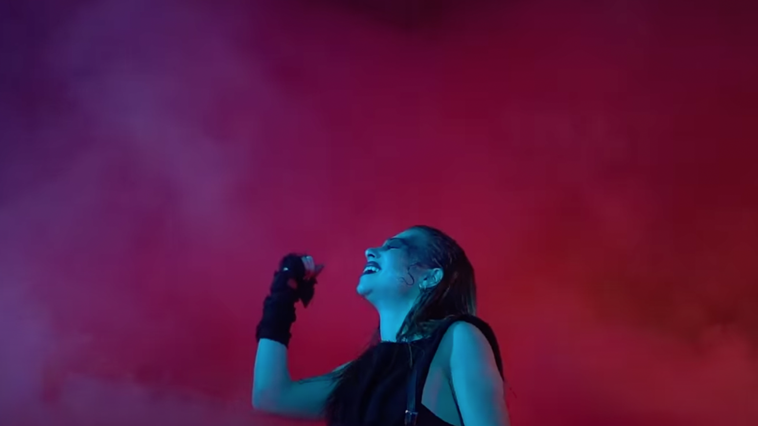 Shawna met le feu à l’instru pour son nouveau clip « PHŒNIX » photo de Shawna met le feu à l'instru pour son nouveau clip PHŒNIX