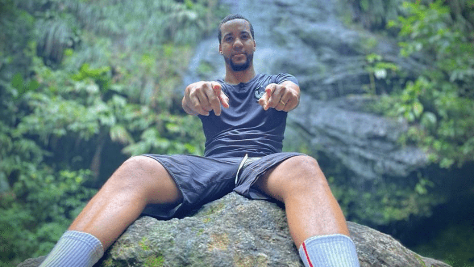 Steffrem rappe pour le « Tout Puissant » dans son nouveau clip photo de Steffrem rappe pour le « Tout Puissant » dans son nouveau clip