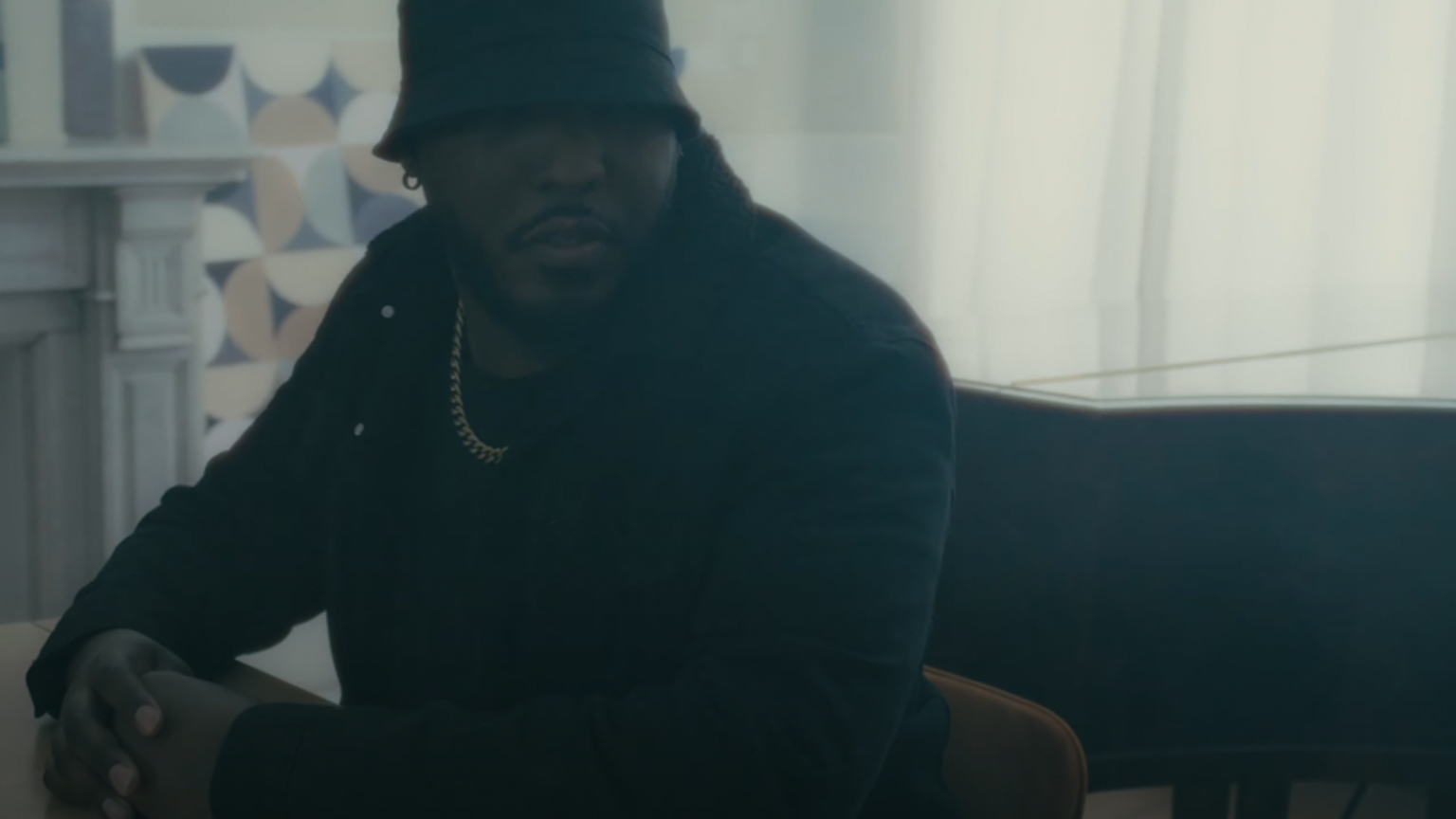 Oster voit les choses en « XL » pour son nouveau clip photo Oster voit les choses en « XL » pour son nouveau clip