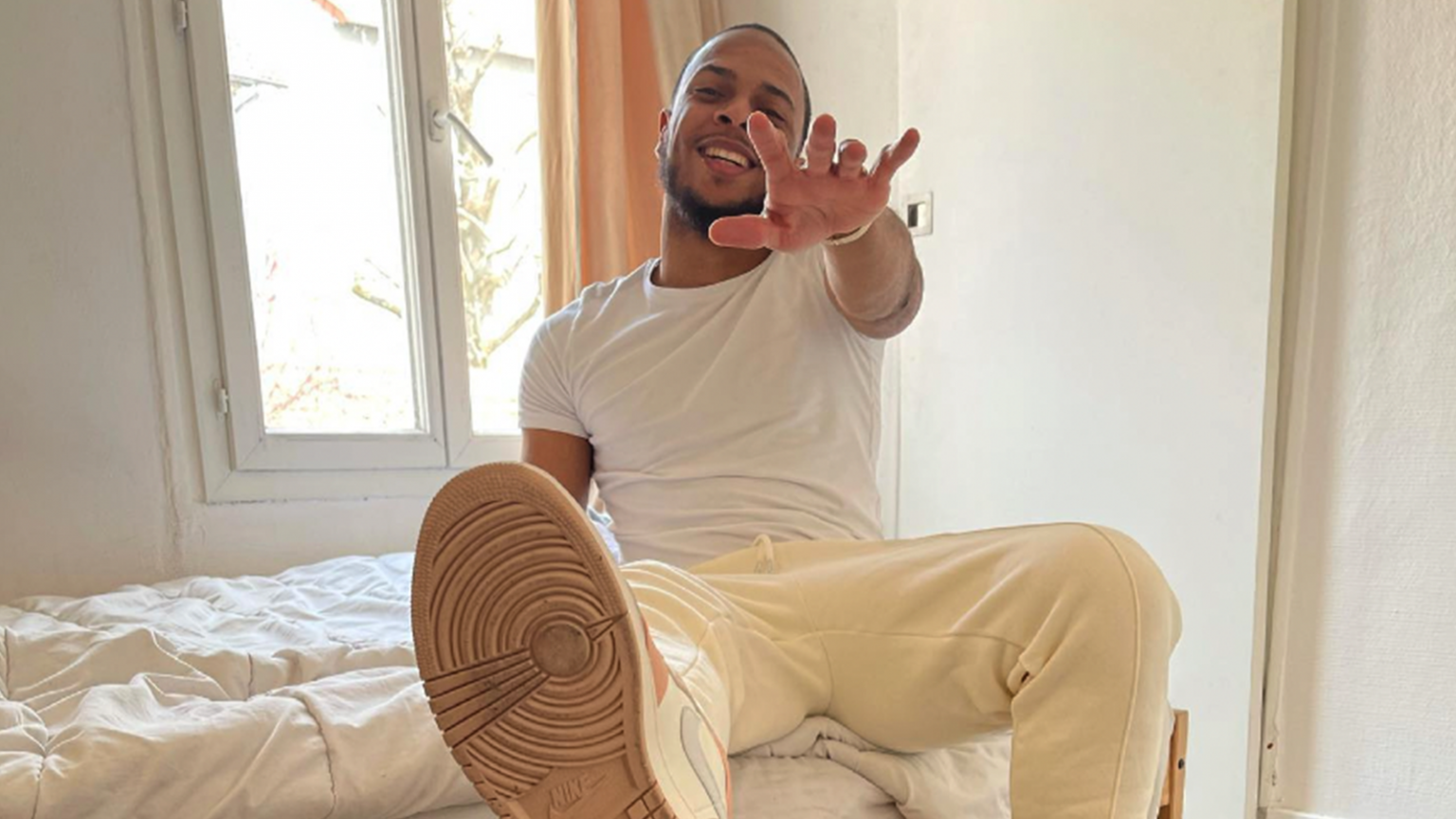 photo de Il y a quelques jours, Youri rlv dévoilait son tout premier clip intitulé « Tcho love ». Sur une instrumentale afrobeat sensuelle et rythmée