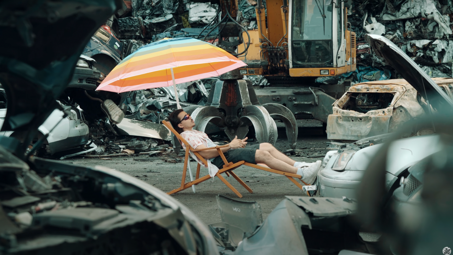 Hito s’met bien sous son « Parasols » photo du rappeur Hito extraite de son clip « Parasols »