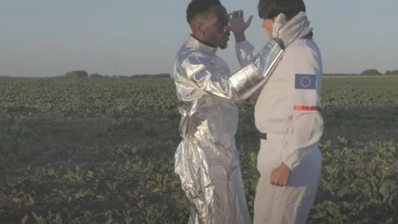 Check va sur une autre planète pour « Elle au pluriel » Photo de Check va sur une autre planète pour Elle au pluriel