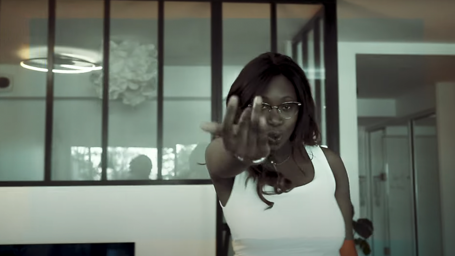 Ella Indiana chante pour son « Surcoté » dans son nouveau clip Photo de Ella Indiana chante pour son « Surcoté » dans son nouveau clip