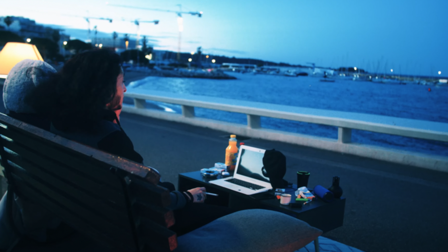 Photo de Isow, « Seul Sur Un Banc » pour son nouveau clip