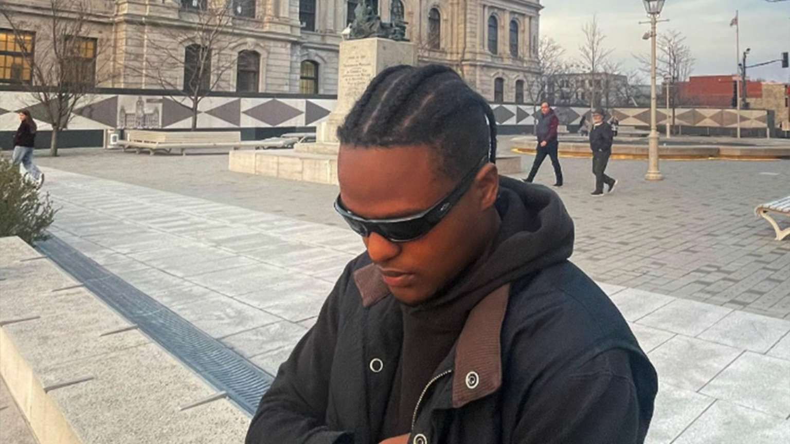 Juxxi Da Vinci en mode « Fast Life » pour son nouveau clip Photo de Juxxi Da Vinci en mode « Fast Life » pour son nouveau clip
