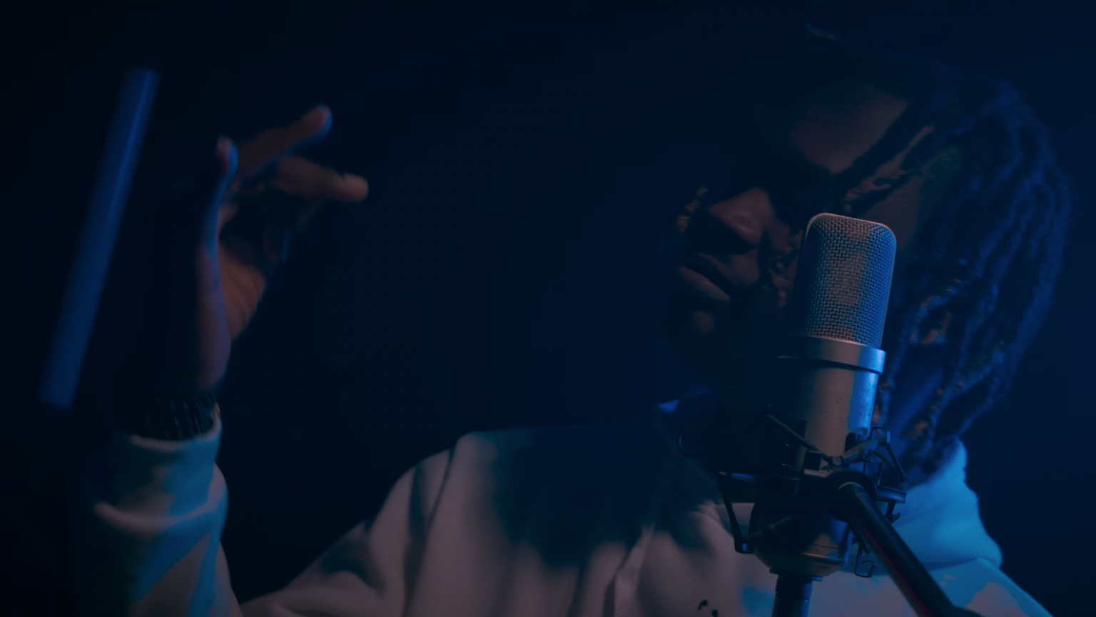 Photo de KENFS va vous enjailler fort avec son nouveau clip « BACHATTITUDE 2 » !