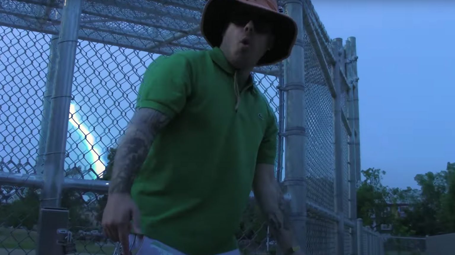 Le Krock Mort joue à un jeu « Stupide Et Dangereux » dans son nouveau clip Photo de Le Krock Mort joue à un jeu « Stupide Et Dangereux » dans son nouveau clip
