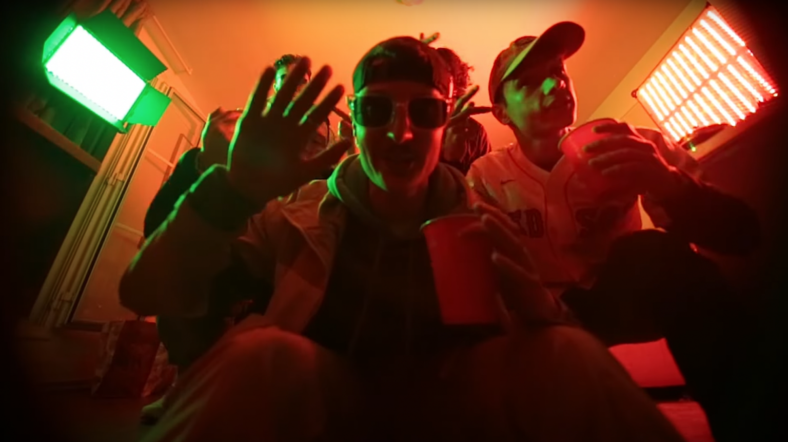 C’est l’été, « Videz les cups » et mattez le nouveau clip de Tarantino ! Photo de C'est l'été, « Videz les cups » et mattez le nouveau clip de Tarantino !