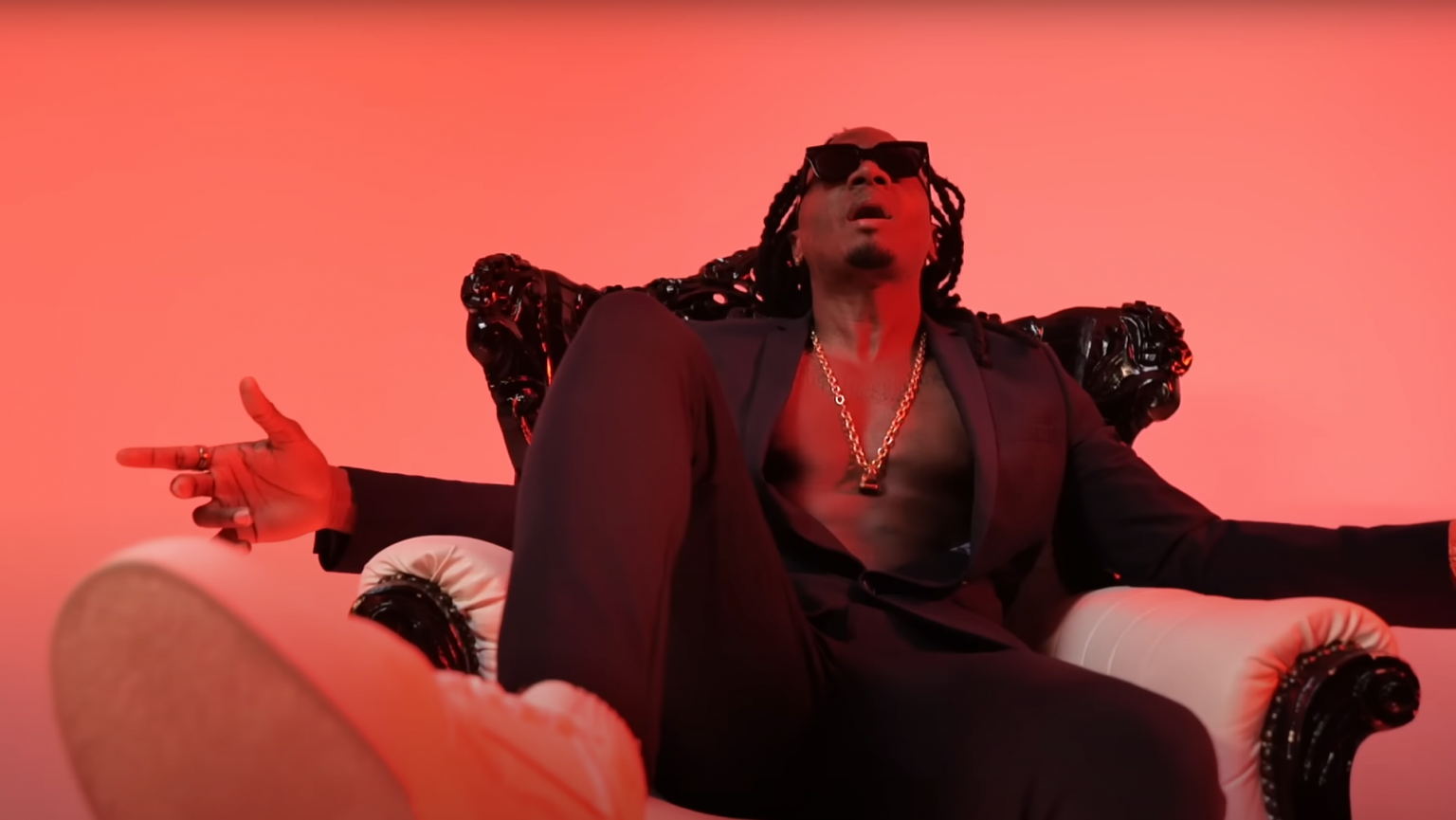 ELJI est « LE ROI DU SHATTA » dans son nouveau clip Photo de ELJI est « LE ROI DU SHATTA » dans son nouveau clip