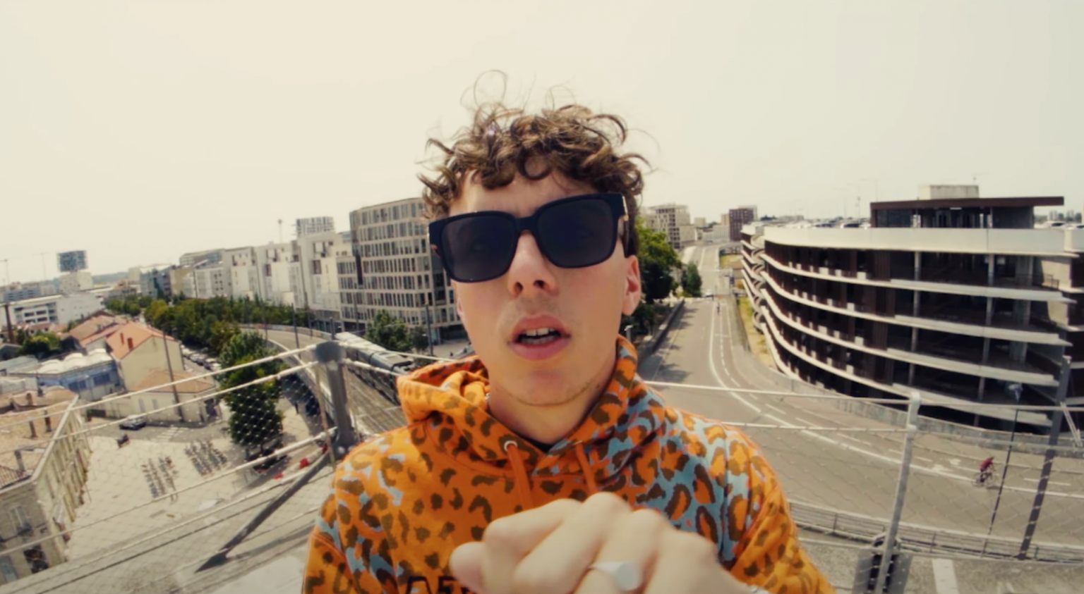 MILOU est chaud-bouillant dans son nouveau clip « L.B » Photo de MILOU est chaud-bouillant dans son nouveau clip « L.B »