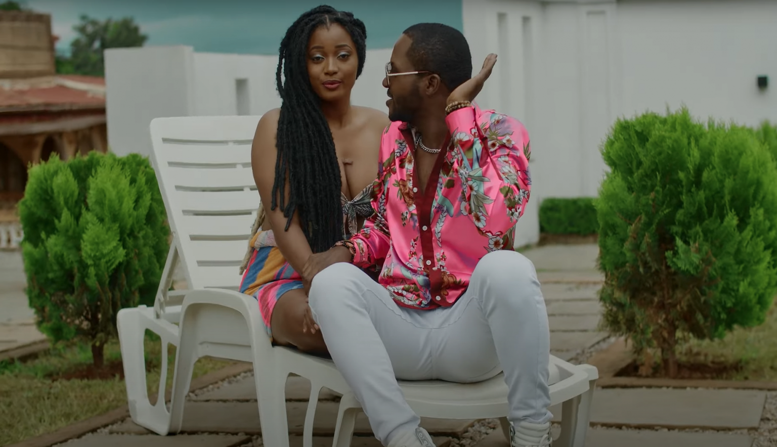Leger Laclass veut les « Couvrir De Baisers » dans son nouveau clip Photo de Leger Laclass veut les « Couvrir De Baisers » dans son nouveau clip