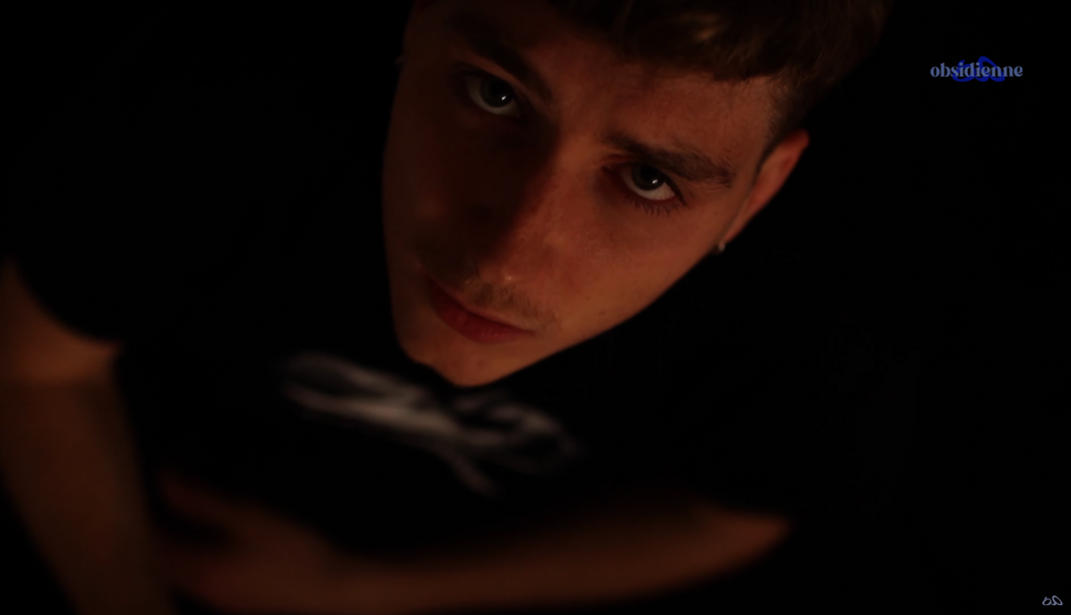 Plonger dans le noir et laissez-vous bercer par « obsidienne », le nouveau clip de Guillaume Grise Photo de Plonger dans le noir et laissez-vous bercer par « obsidienne », le nouveau clip de Guillaume Grise