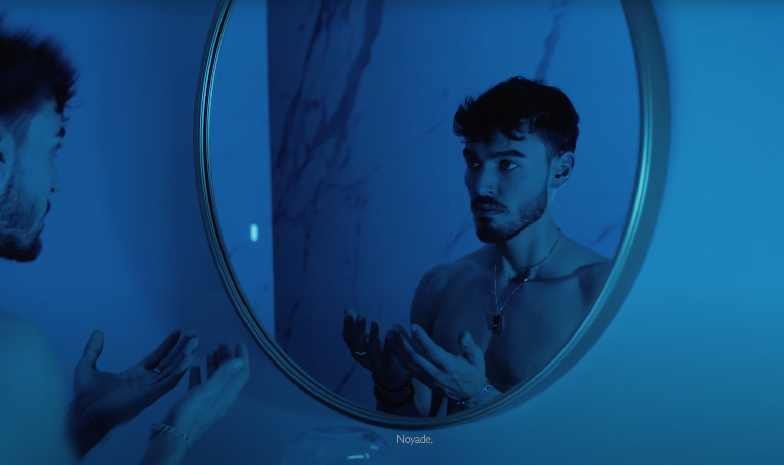 Loan, en pleine « Noyade » dans son nouveau clip Photo de Loan, en pleine « Noyade » dans son nouveau clip