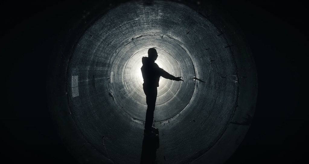 Moxy met le feu à la prod’ dans son nouveau clip « QUADRATURE » Photo de Moxy met le feu à la prod' dans son nouveau clip « QUADRATURE »