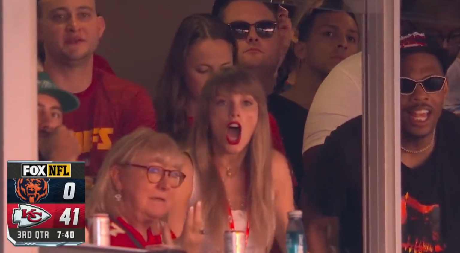 Taylor Swift en couple avec Travis Kelce ? Photo de Taylor Swift en couple avec Travis Kelce ?