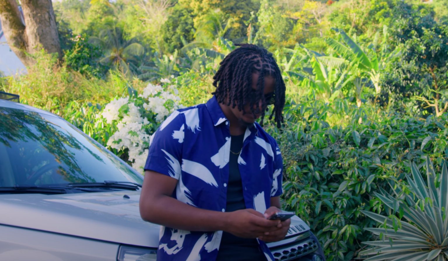 SN fait les yeux doux à « Eléanore » dans son nouveau clip Photo de SN fait les yeux doux à « Eléanore » dans son nouveau clip