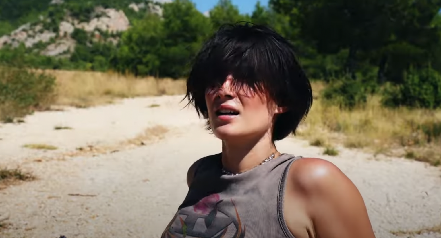 Fleur Copin avance contre « Vent Violent » dans son nouveau clip Photo de Fleur Copin avance contre « Vent Violent » dans son nouveau clip