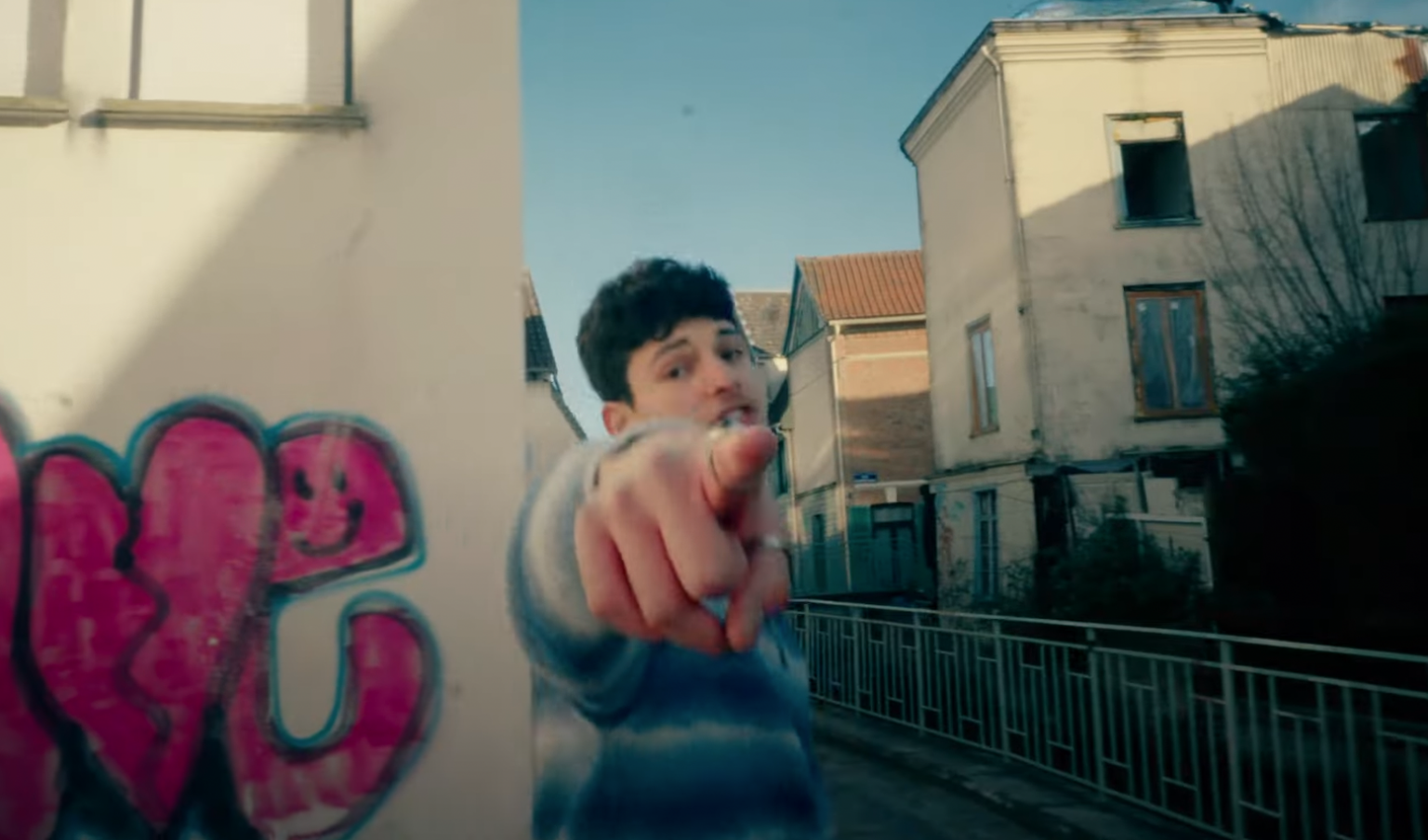 SPARROW, loin de n’être qu’un « PETIT RAPPEUR » dans son nouveau clip Photo de SPARROW, loin de n'être qu'un « PETIT RAPPEUR » dans son nouveau clip