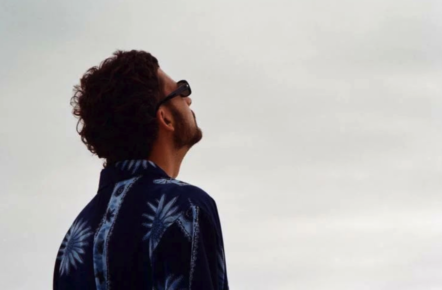 Photo de Découvrez « stranger », cette petite bombe POP-rock éléctro signée atom in waves