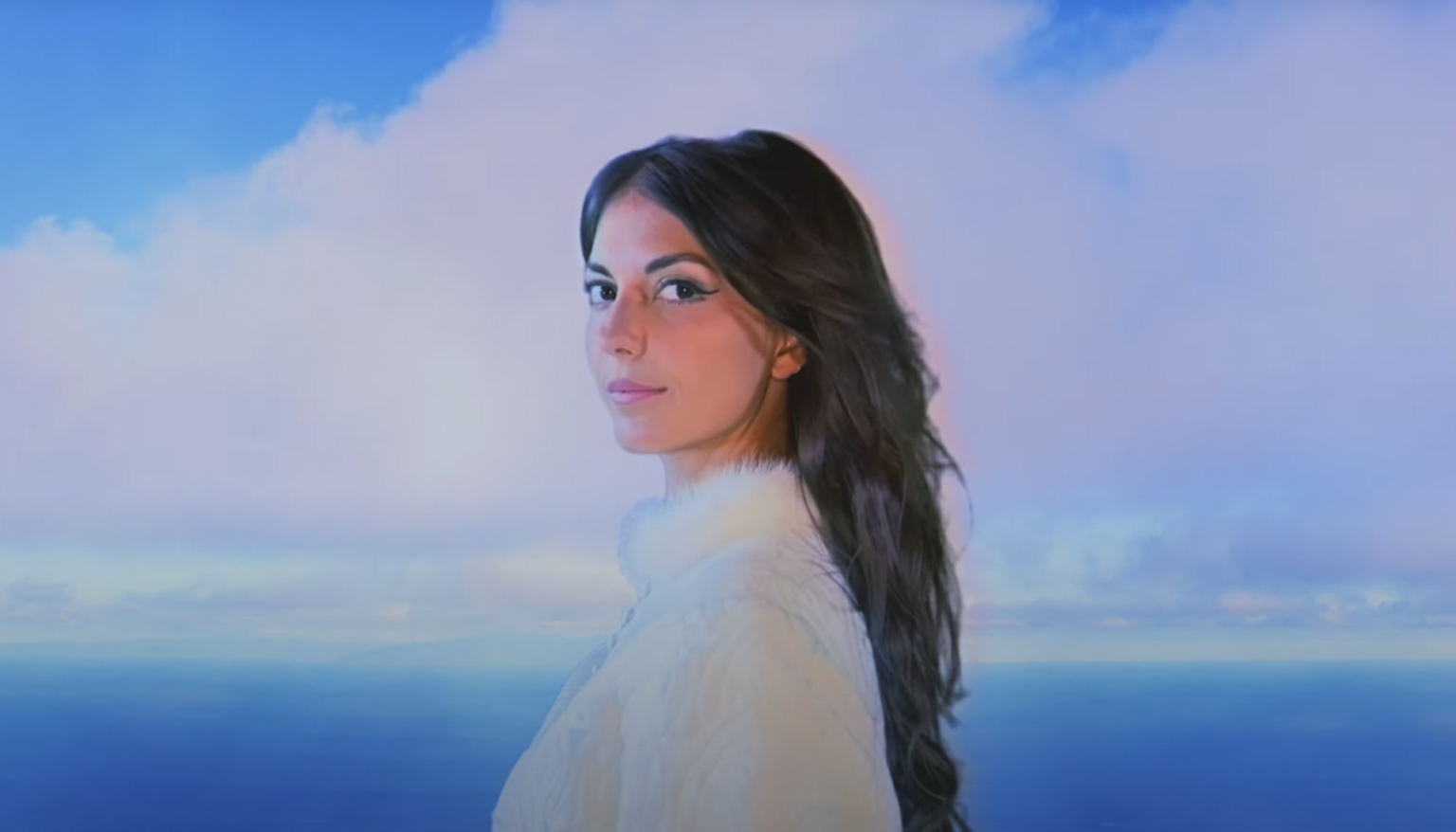 ALBA tiene la cabeza en las nubes en su nuevo video musical “Tu nube” Photo de ALBA a la tête dans les nuages dans son nouveau clip « Tu nube »