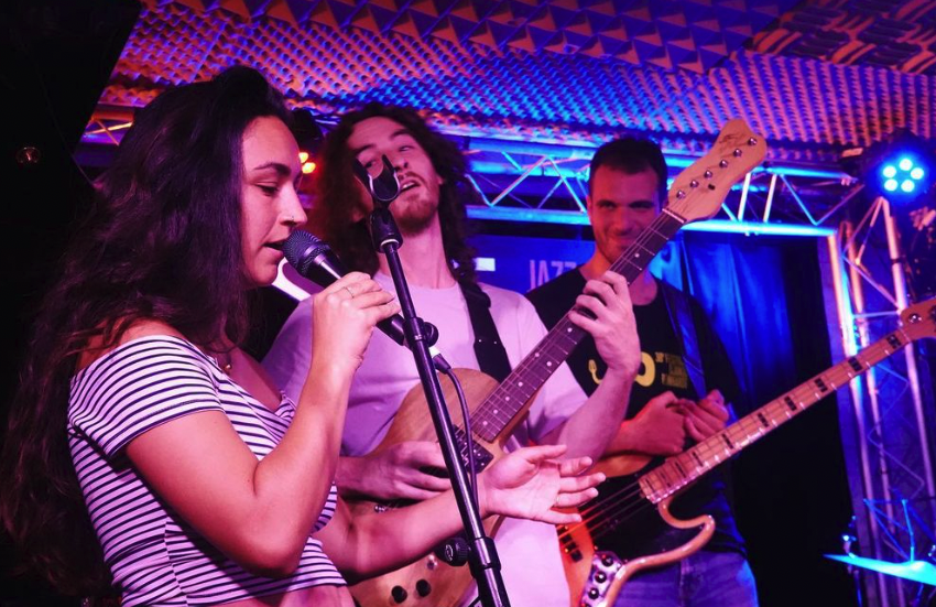 Tea at Nine est un « Second Hand Band » de choc dans son nouveau clip Photo de Tea at Nine est un « Second Hand Band » de choc dans son nouveau clip