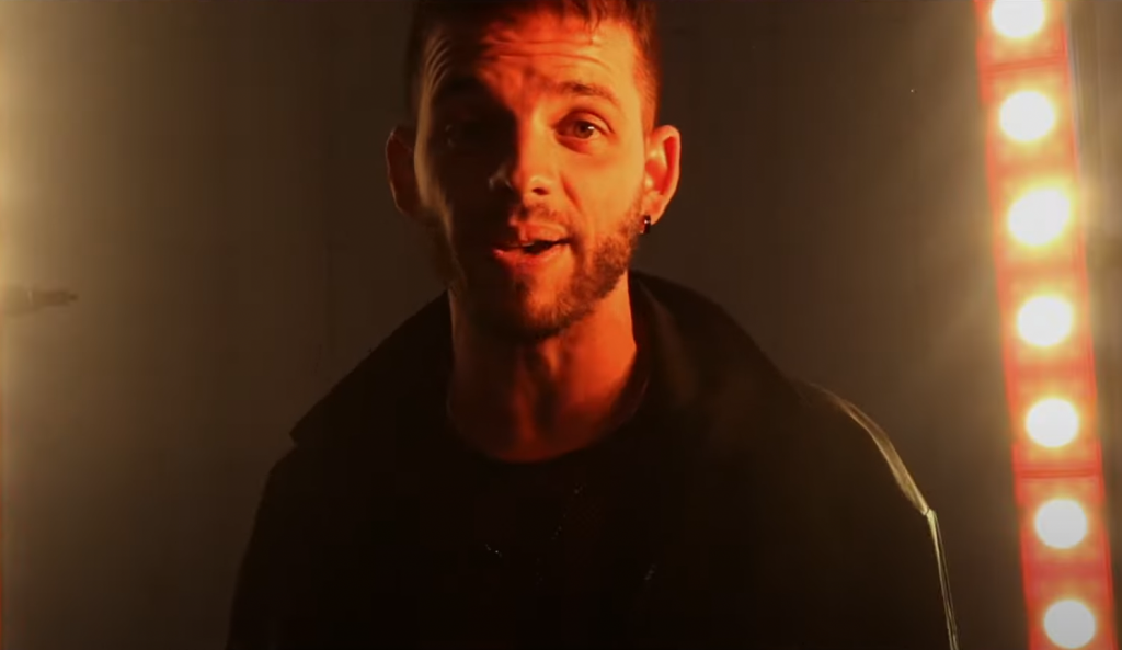 Jonatán Jiménez sort de sa zone de confort dans son nouveau clip « Sauvez-moi » Photo de Jonatán Jiménez sort de sa zone de confort dans son nouveau clip « Sauvez-moi »