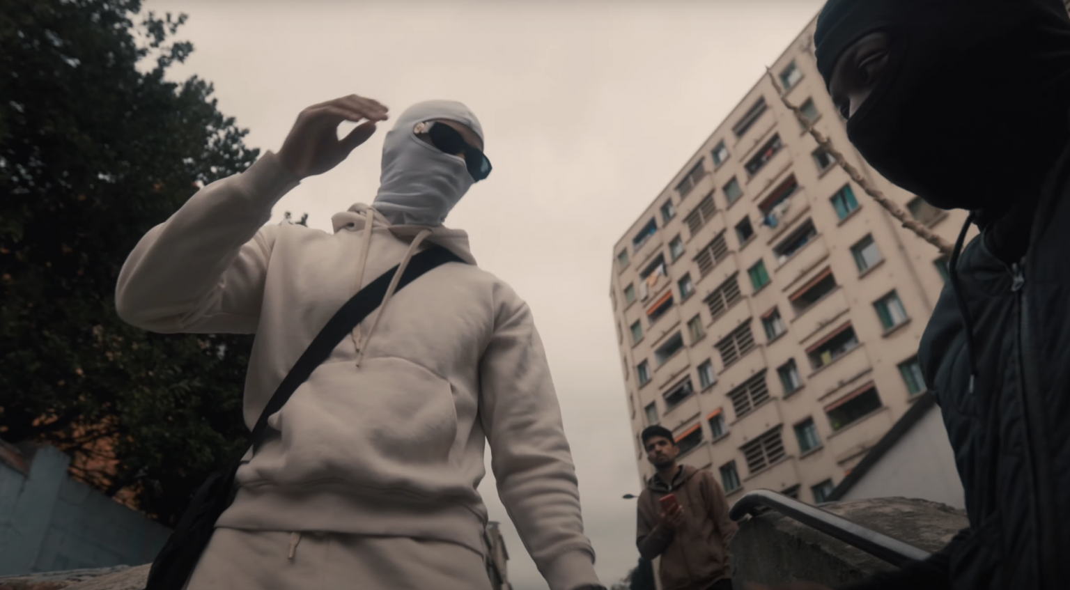 BAMBI est dans « La Foule » pour son nouveau clip Photo de BAMBI est dans « La Foule » pour son nouveau clip