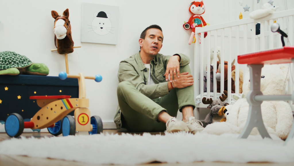 Skal est un papa pas comme les autres dans son nouveau clip « Désiré » Photo de Skal est un papa pas comme les autres dans son nouveau clip « Désiré »