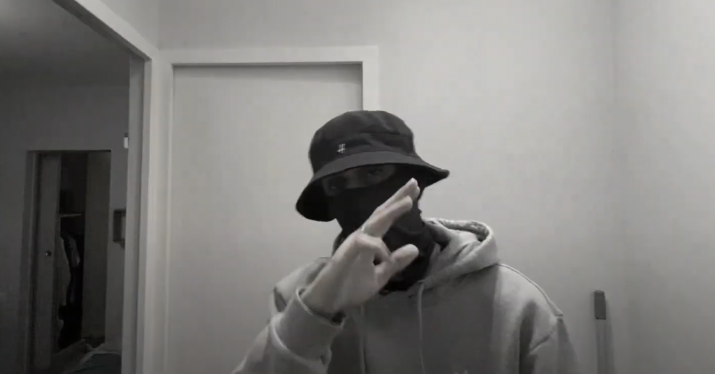Grinsko rappe en mode « Double Face » dans son nouveau clip Photo de Grinsko rappe en mode « Double Face » dans son nouveau clip