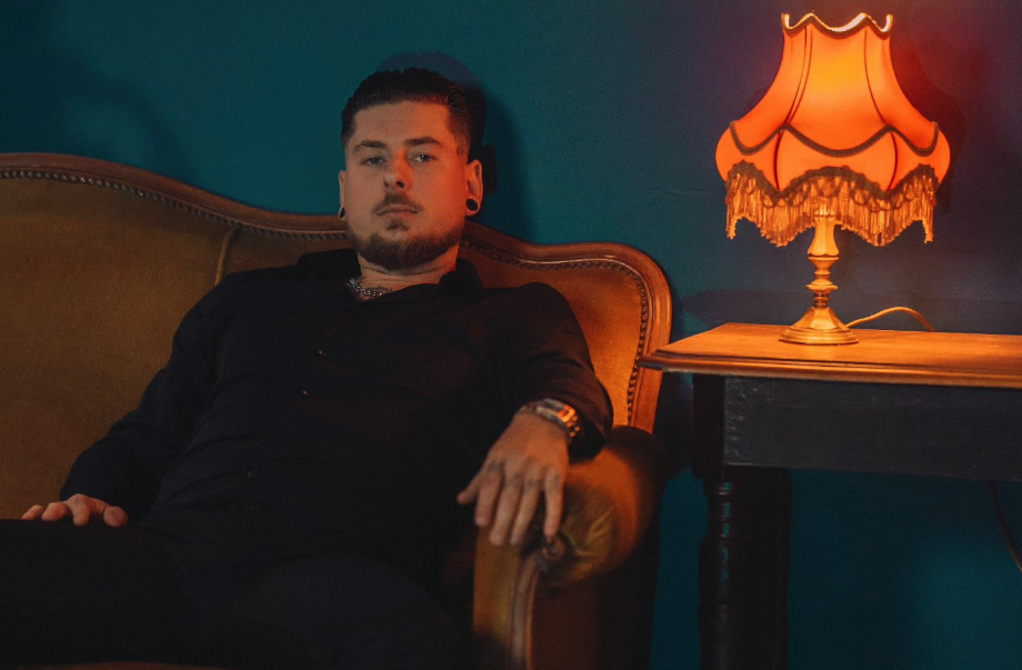Rivaï nous fait un joli « Sign » avec son nouveau clip Photo de Rivaï nous fait un joli « Sign » avec son nouveau clip
