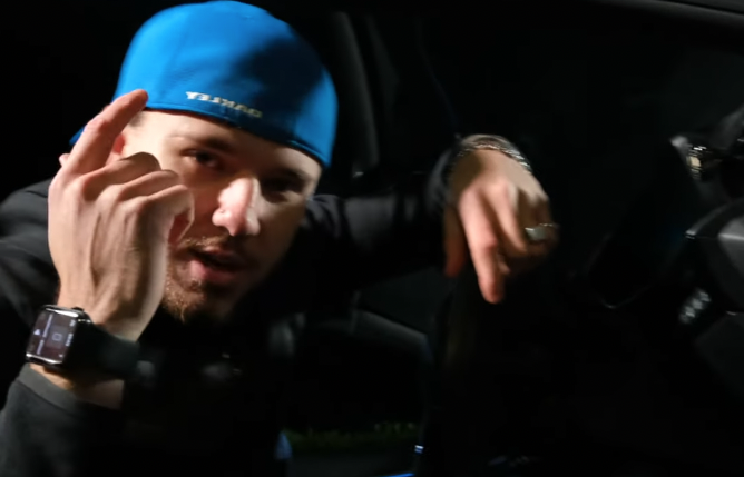 Tomsko allume la prod’ à la « Shevchenko » dans son nouveau clip Photo de Tomsko allume la prod' à la « Shevchenko » dans son nouveau clip