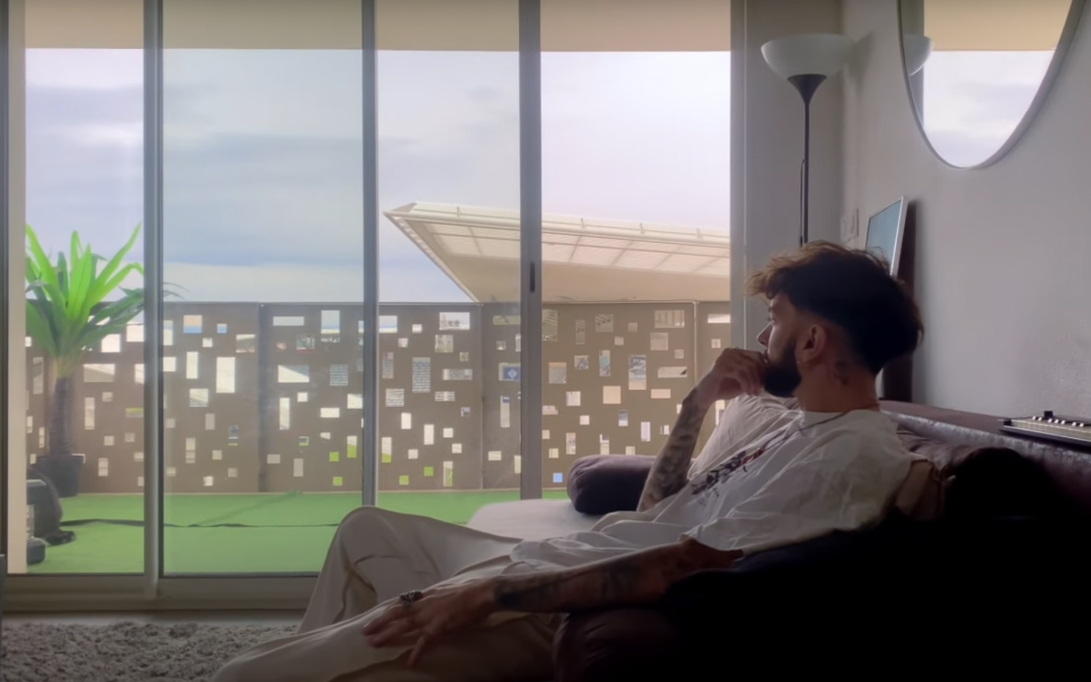 TÉO B fait ça « Tard la nuit » pour son nouveau clip Photo de TÉO B fait ça « Tard la nuit » pour son nouveau clip