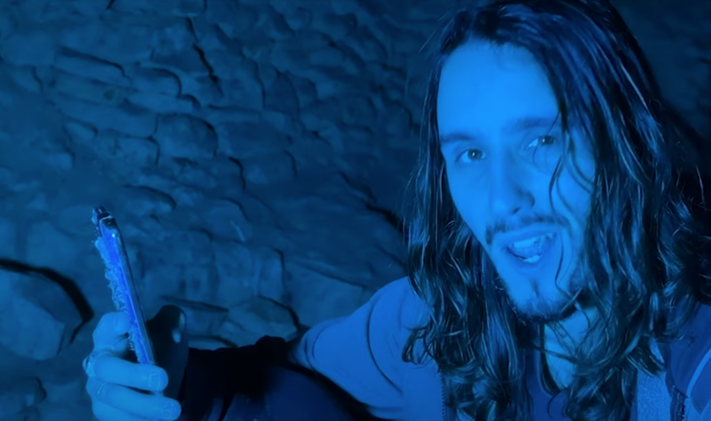 Alpha Sensei est sur la « BuzzLine » dans son nouveau clip Photo de Alpha Sensei est sur la « BuzzLine » dans son nouveau clip