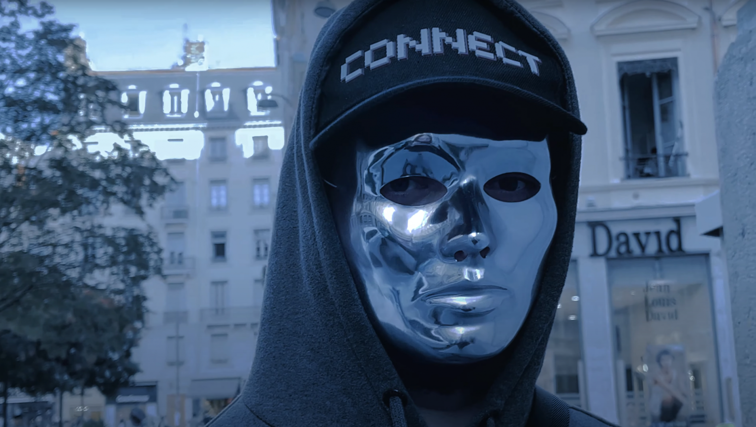 Shaco essaye de « Fuir le temps qui passe » dans son nouveau clip Photo de Shaco essaye de « Fuir le temps qui passe » dans son nouveau clip