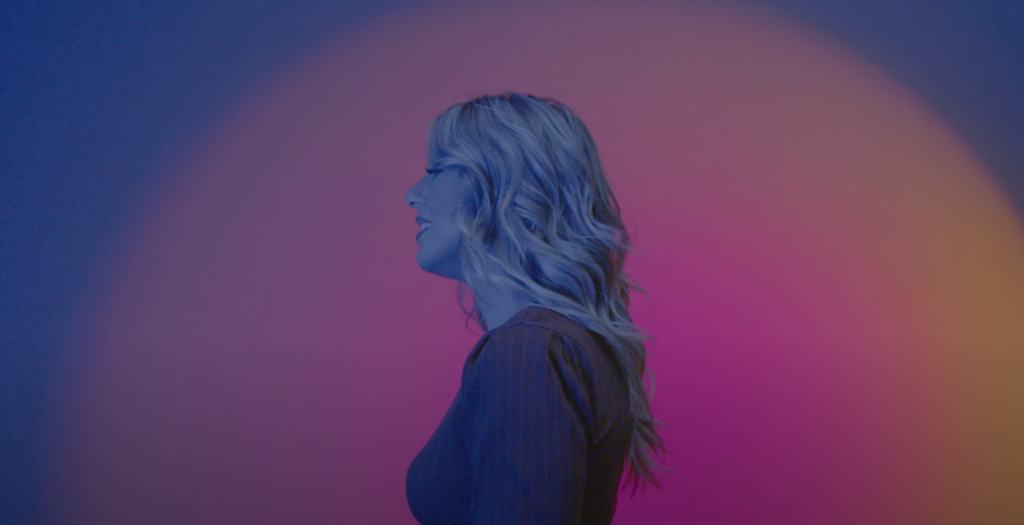 Deborah Koutsios déclare sa flamme dans son nouveau clip « Je t’aime tant » Photo de Deborah Koutsios déclare sa flamme dans son nouveau clip « Je t'aime tant »
