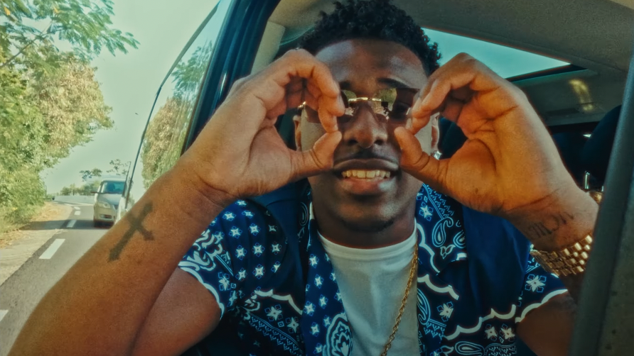 CHAP fait monter la température dans son nouveau clip « BOMBASTIC » Photo de CHAP fait monter la température dans son nouveau clip « BOMBASTIC »
