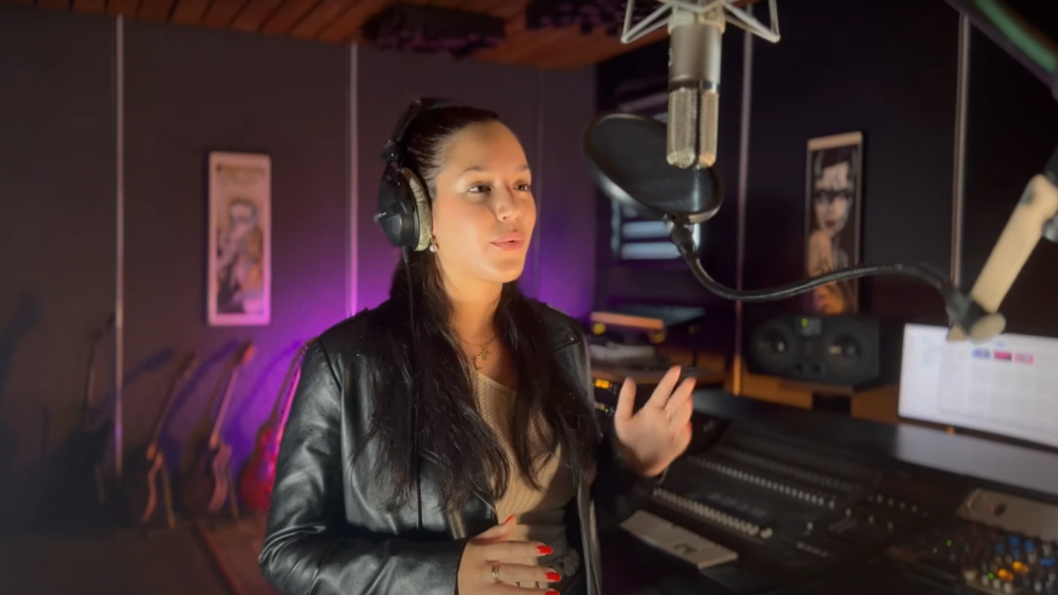 Photo de LALY KIM raconte ses blessures dans son nouveau clip « Mon seul souvenir de nous »